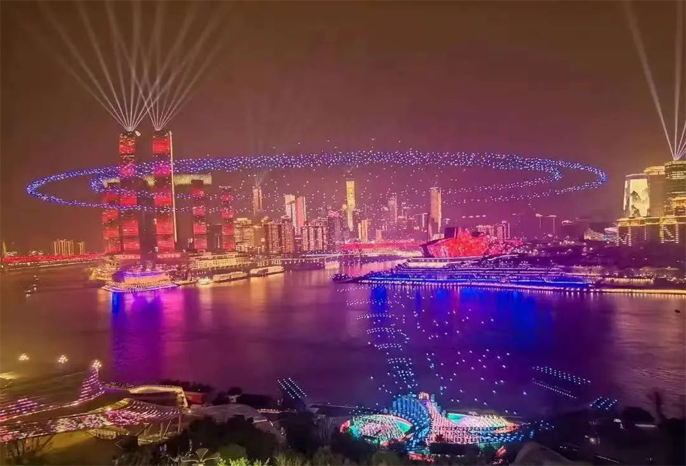 2025央視春節(jié)聯(lián)歡晚會(huì)（重慶分會(huì)場(chǎng)）?歐瑪燈光閃耀全場(chǎng) 無(wú)人機(jī)燈光秀表演開場(chǎng) 畫面壯觀震撼！